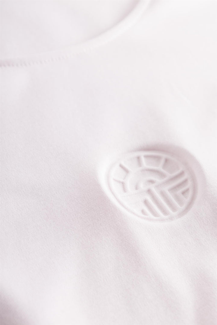 Detalj av Louis Féraud nattkjole – logo-motiv og interlock-stoff