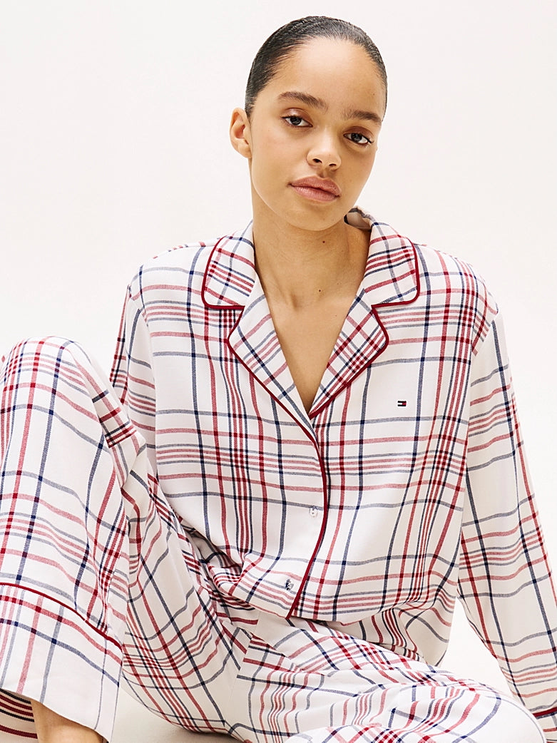 – Myk flanellpysjamas og varme slippers fra Tommy Hilfiger – perfekt gave