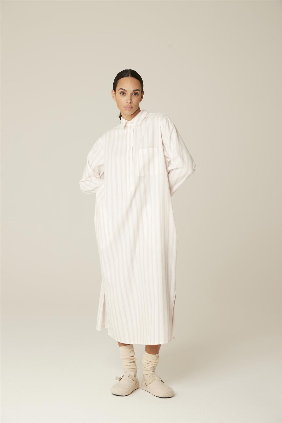 Lang nattskjorte fra Pluto – klassisk design i myk bomull