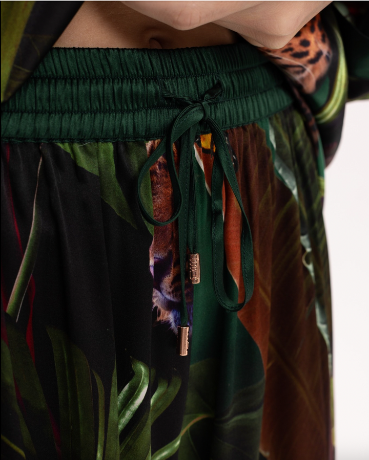 Eksklusiv silkepysjamas fra Marc & André Detaljbilde av buksene