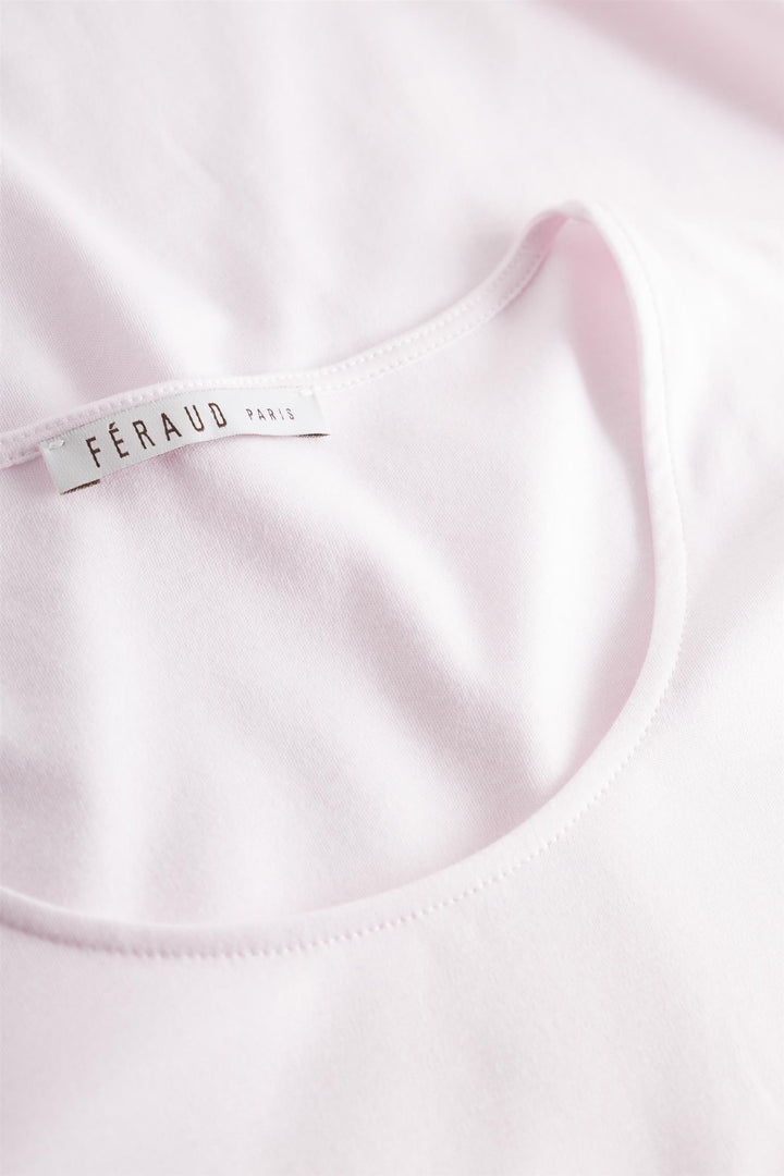 Detalj av Louis Féraud nattkjole – logo-motiv og interlock-stoff