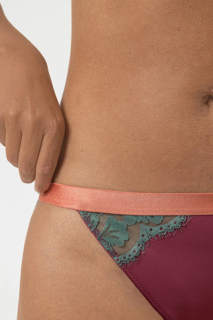 Mey Poetry Vogue Tanga i fargen Beau Bordeaux med delikat eyelash-blonde