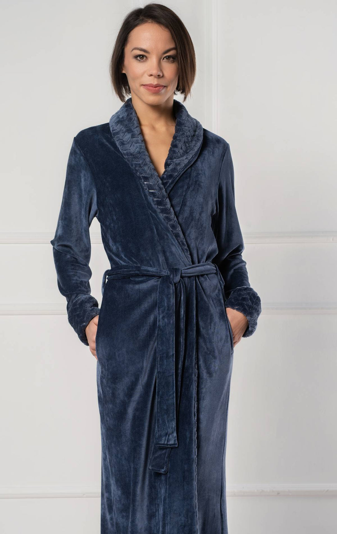 Belmanetti kåpe med knytebelte og lommer – myk glansfull velour i bambusblanding
