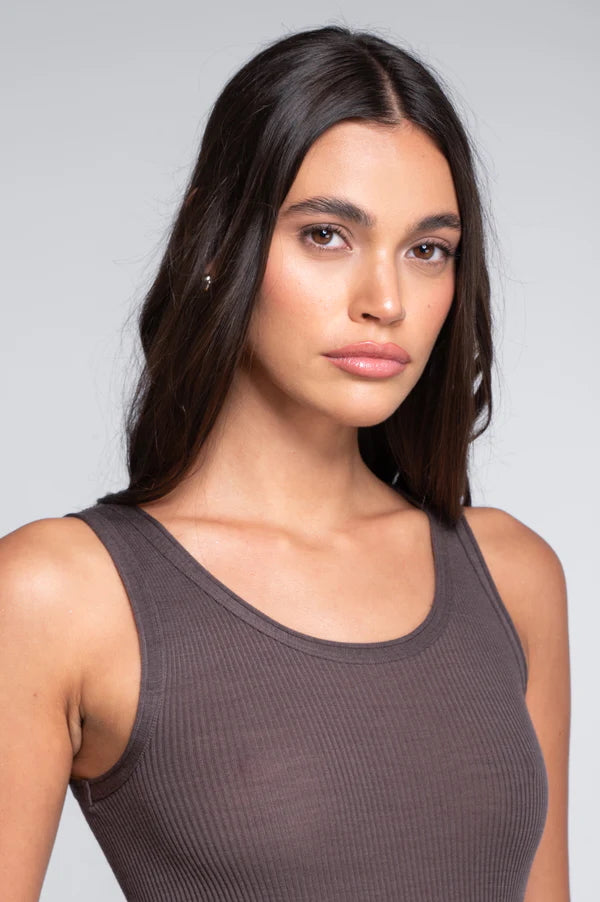 Oscalito Ull & Silke Trøye i fargen taupe – ribbestrikket trøye i merinoull og silke uten sidesømmer