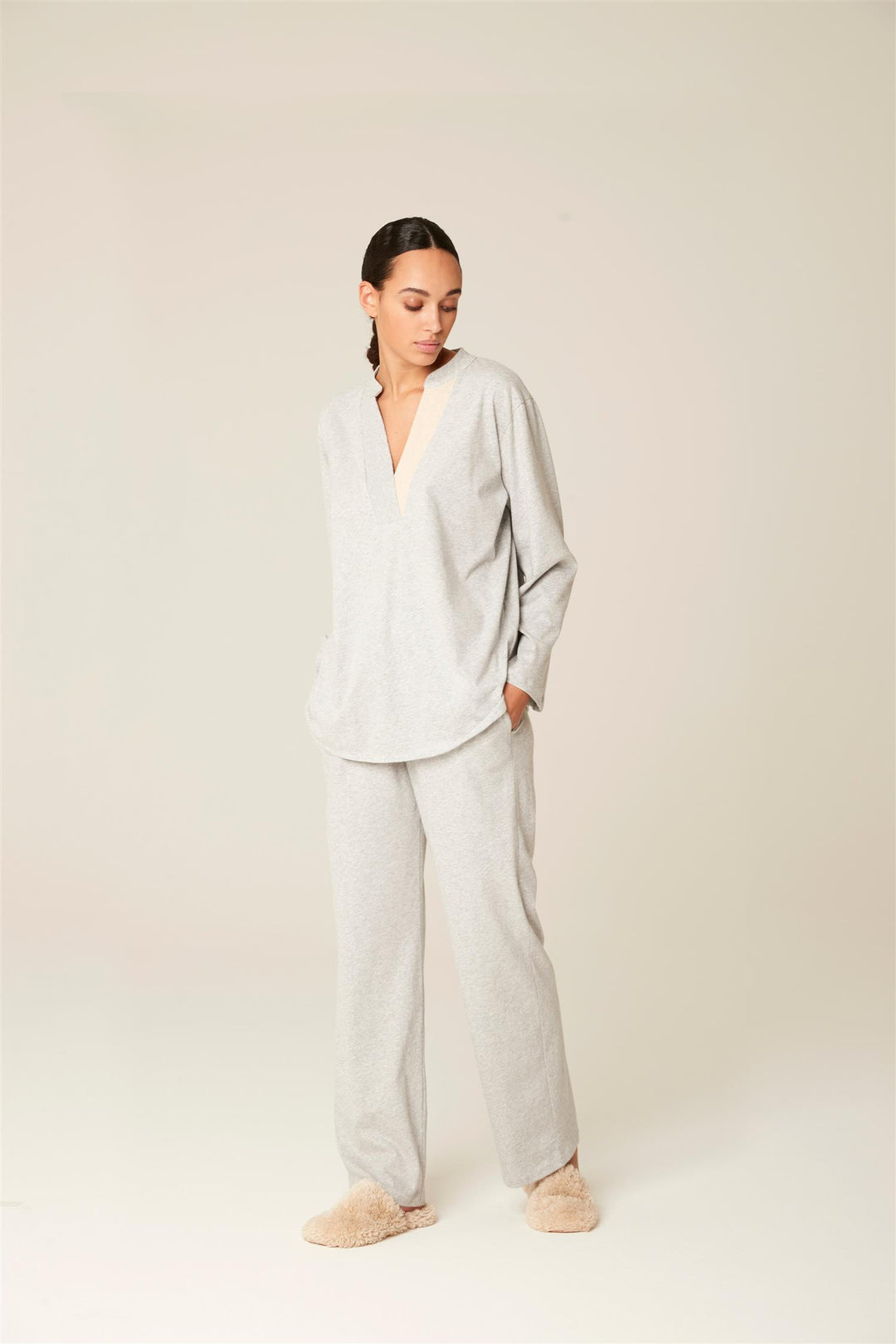 Langermet Pluto pysjamas med V-hals og kontrastkant i gråtoner