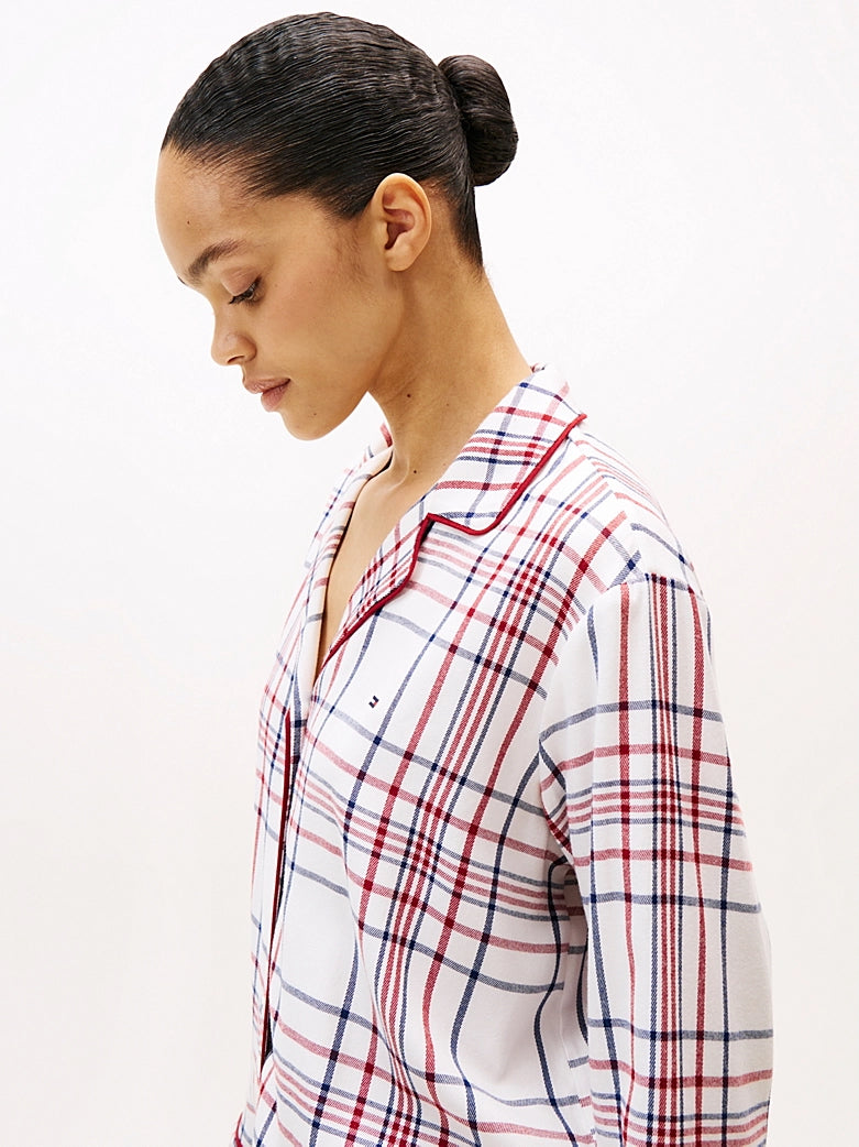 – Myk flanellpysjamas og varme slippers fra Tommy Hilfiger – perfekt gave