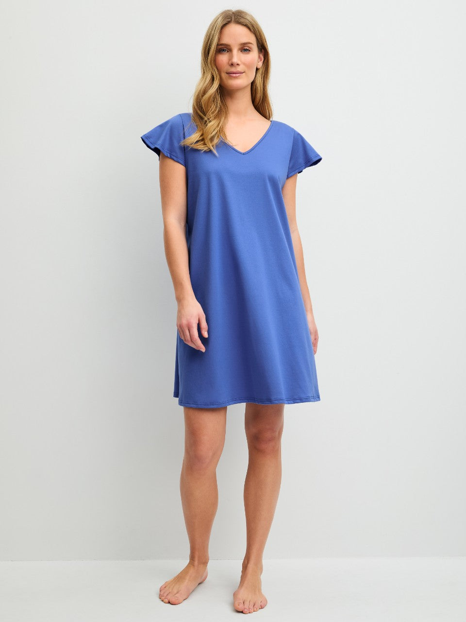 Calida Flower Dreams nattkjole i Deep Cobalt med V-utringning.