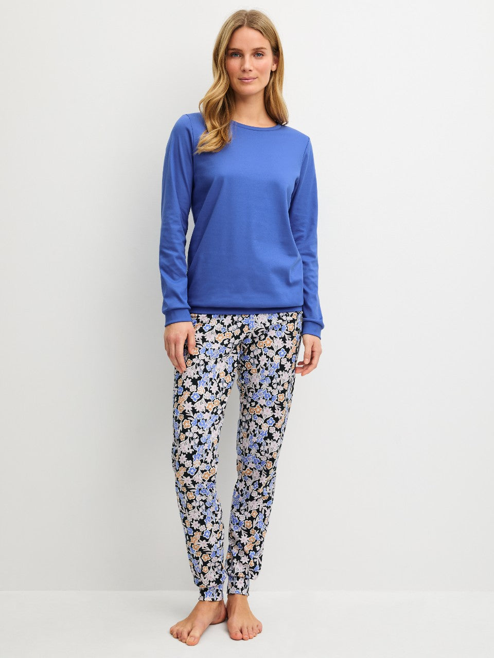 Calida Flower Dreams pysjamas i Deep Cobalt med blomstrete bukse.