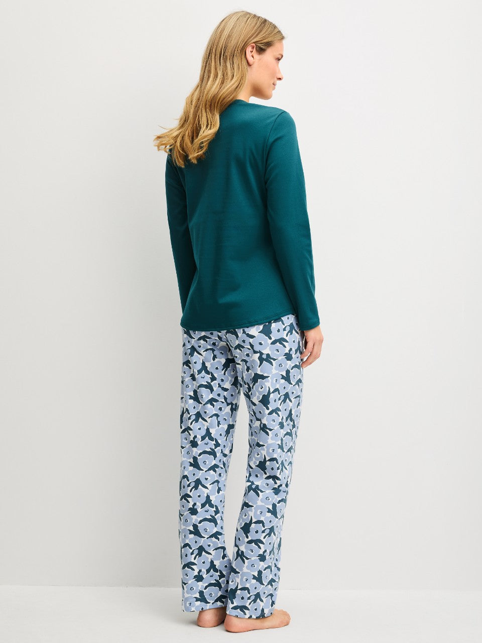 Calida Midnight Flowers pysjamas med rette ben i Dark Petrol