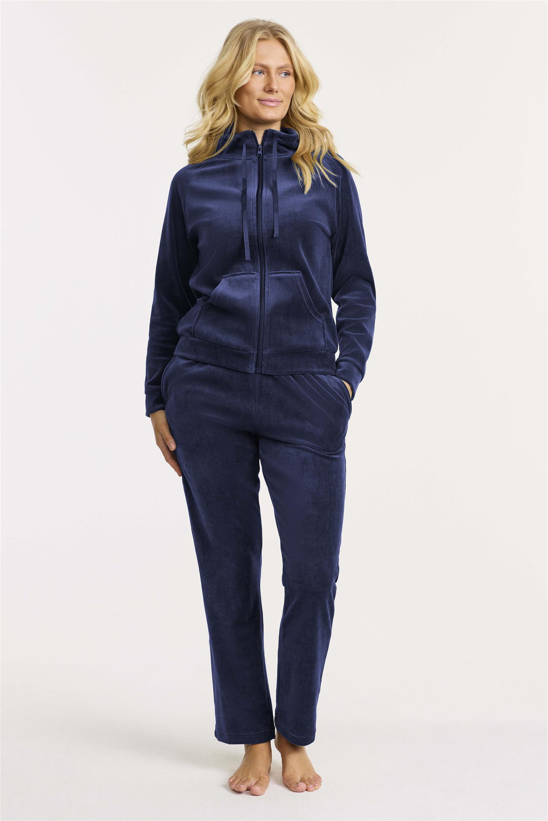 Damella marineblå kosedress i myk velour.