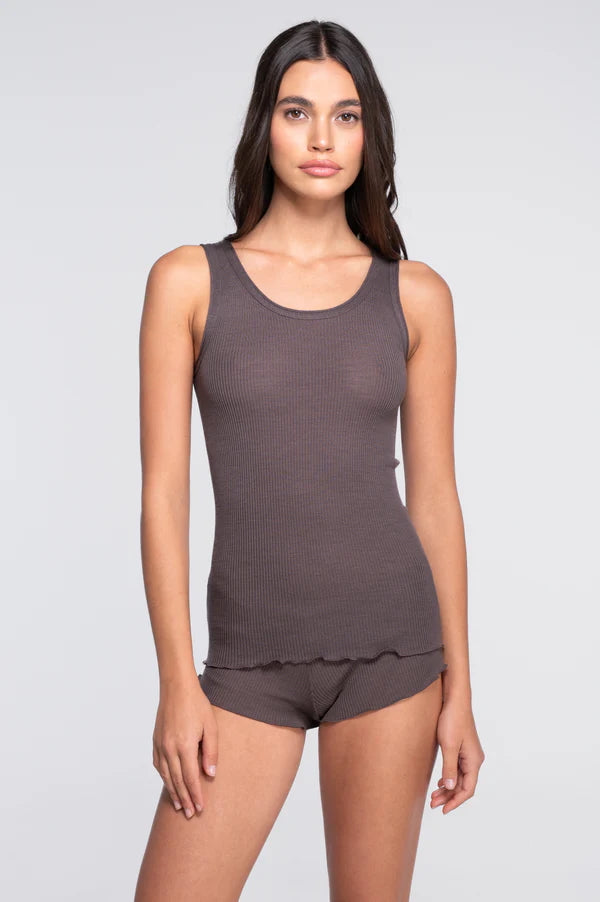 Oscalito Ull & Silke Trøye i fargen taupe – ribbestrikket trøye i merinoull og silke uten sidesømmer