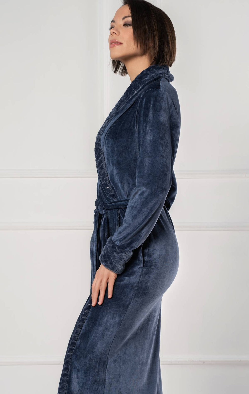 Belmanetti kåpe med knytebelte og lommer – myk glansfull velour i bambusblanding - fra siden