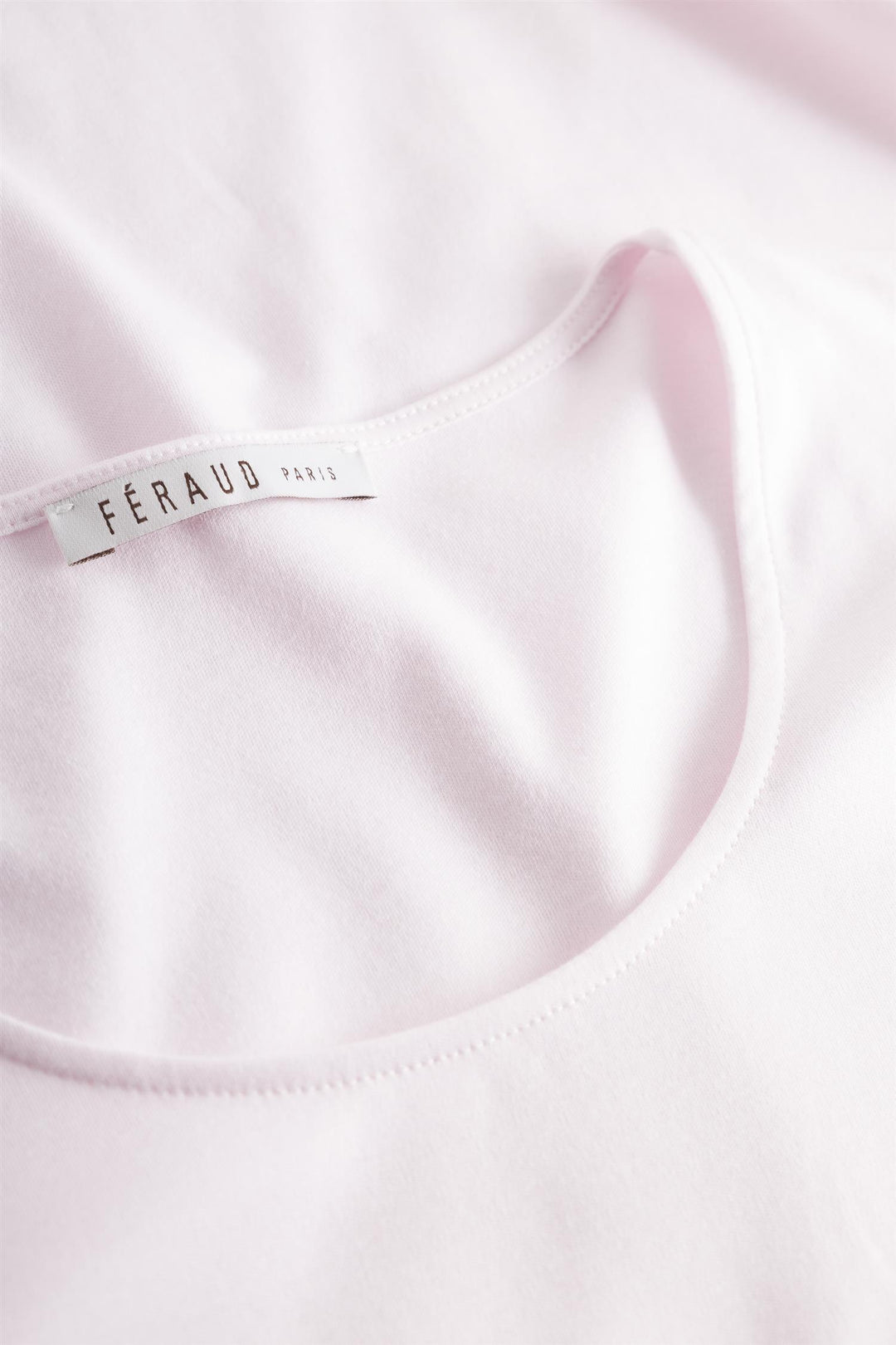 Detalj av Louis Féraud nattkjole – logo-motiv og interlock-stoff