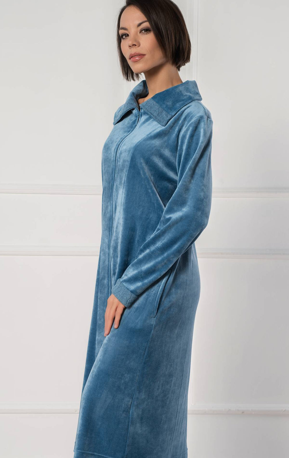 Belmanetti morgenkåpe i bambus-velour med glidelås og åpne krage - fra siden