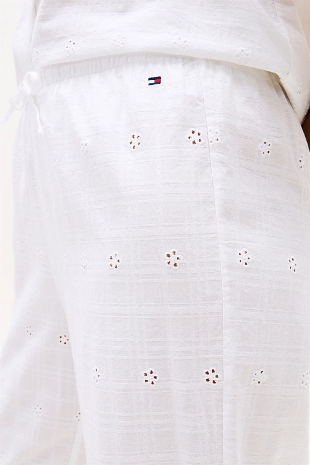 Tommy Hilfiger hvit pysjamasbukse med broderie anglaise detalj