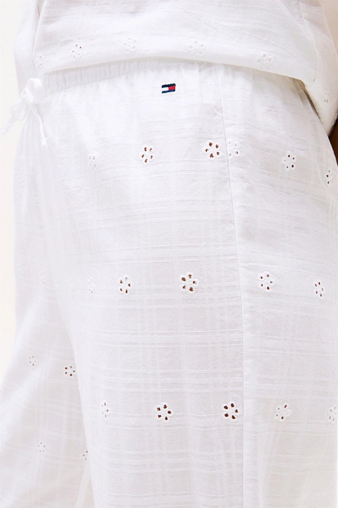 Tommy Hilfiger hvit pysjamasbukse med broderie anglaise detalj
