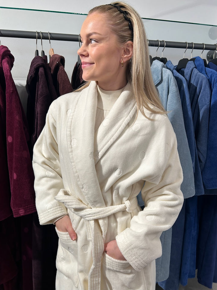 JBA Malmö morgenkåpe i off-white frotté med knytebelte.
