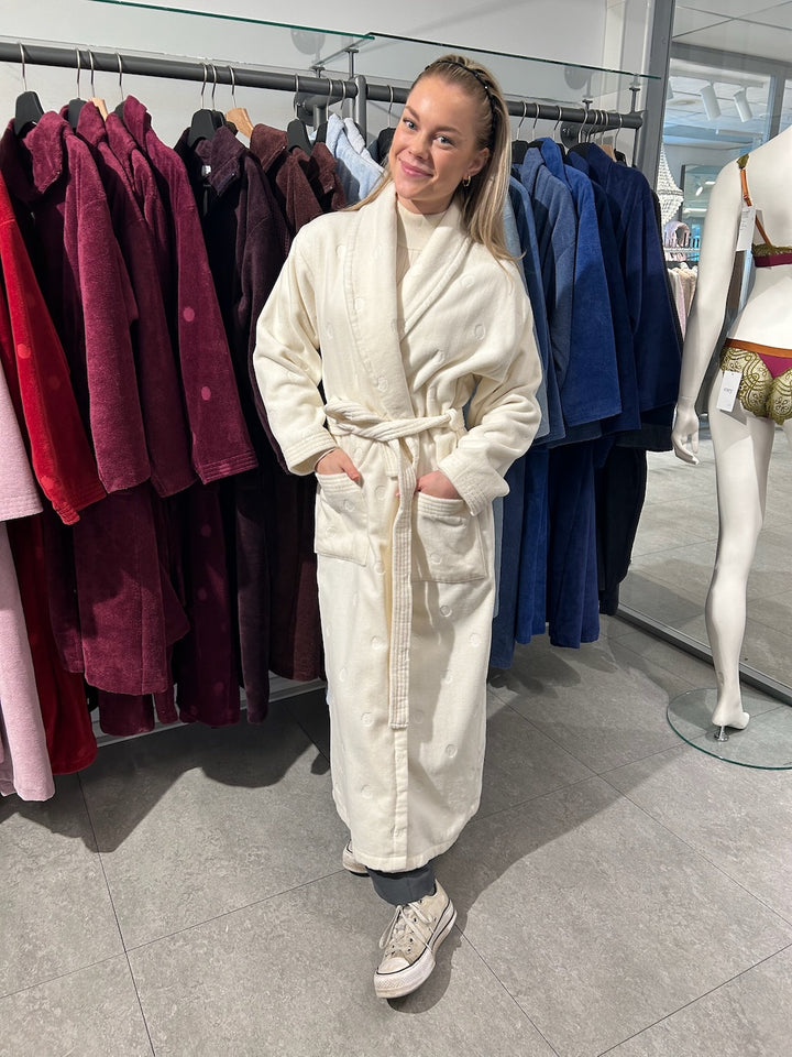 JBA Malmö morgenkåpe i off-white frotté med knytebelte.