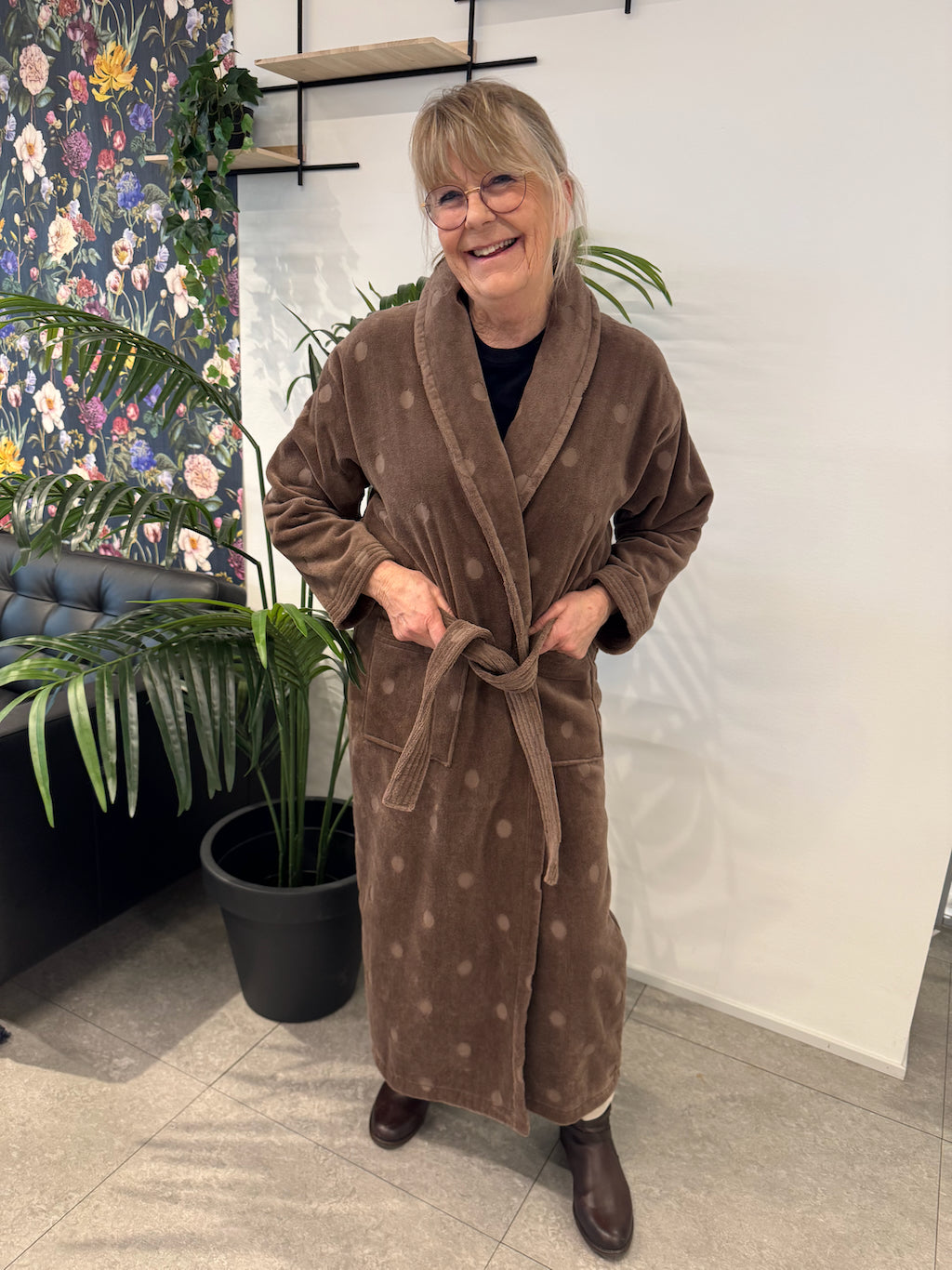JBA Malmö morgenkåpe i taupe frotté med knytebelte.