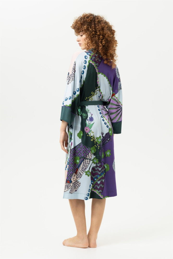 Mey Secret Glade kimono i Mystic Jade med kunstnerisk print og knytebelte.