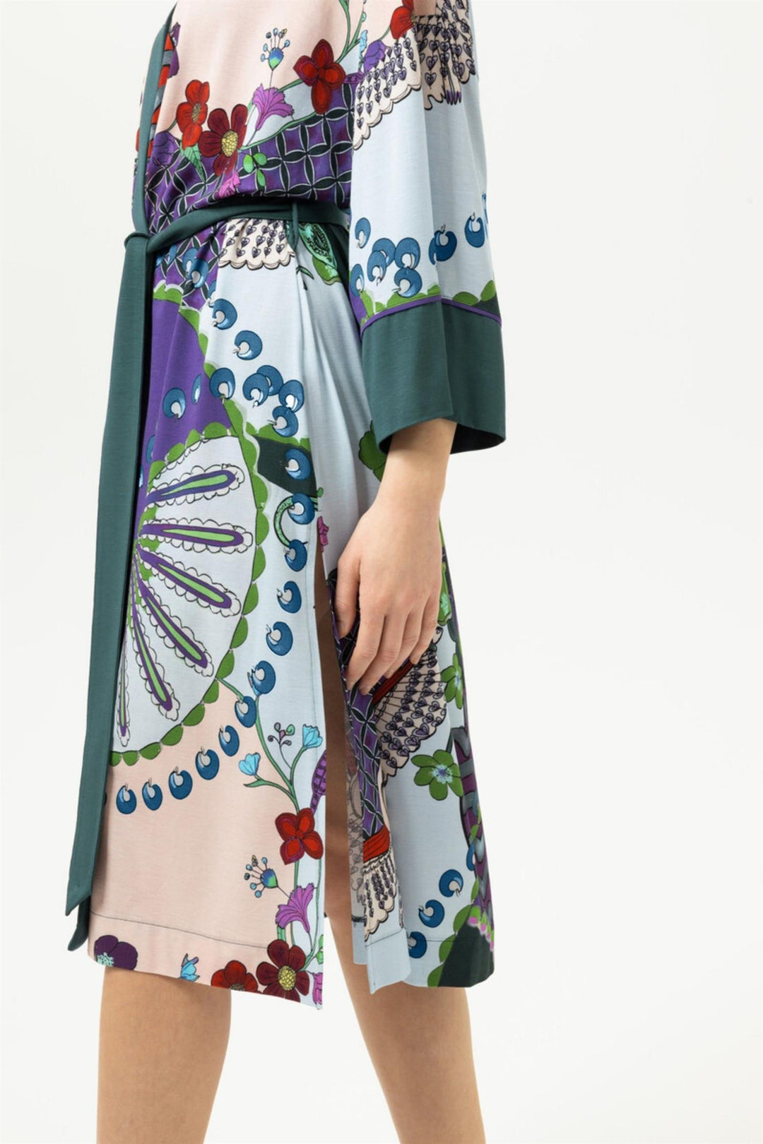 Mey Secret Glade kimono i Mystic Jade med kunstnerisk print og knytebelte.