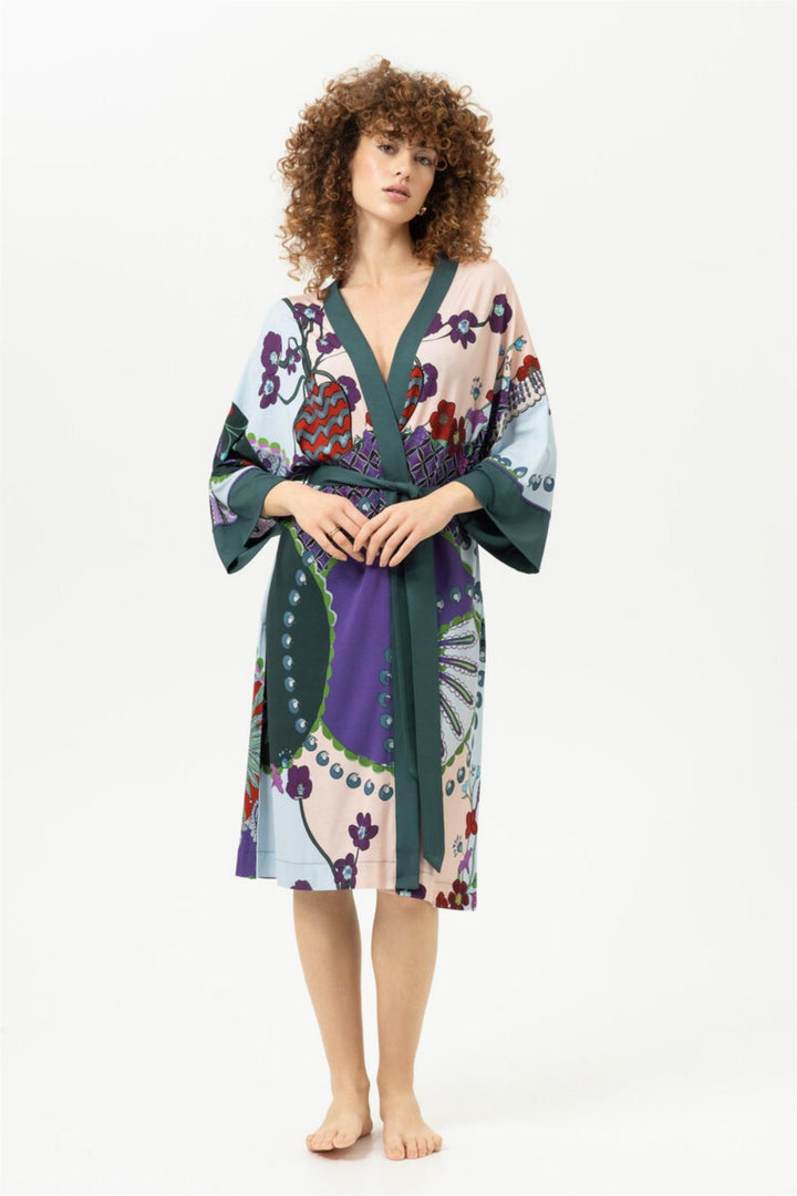 Mey Secret Glade kimono i Mystic Jade med kunstnerisk print og knytebelte.