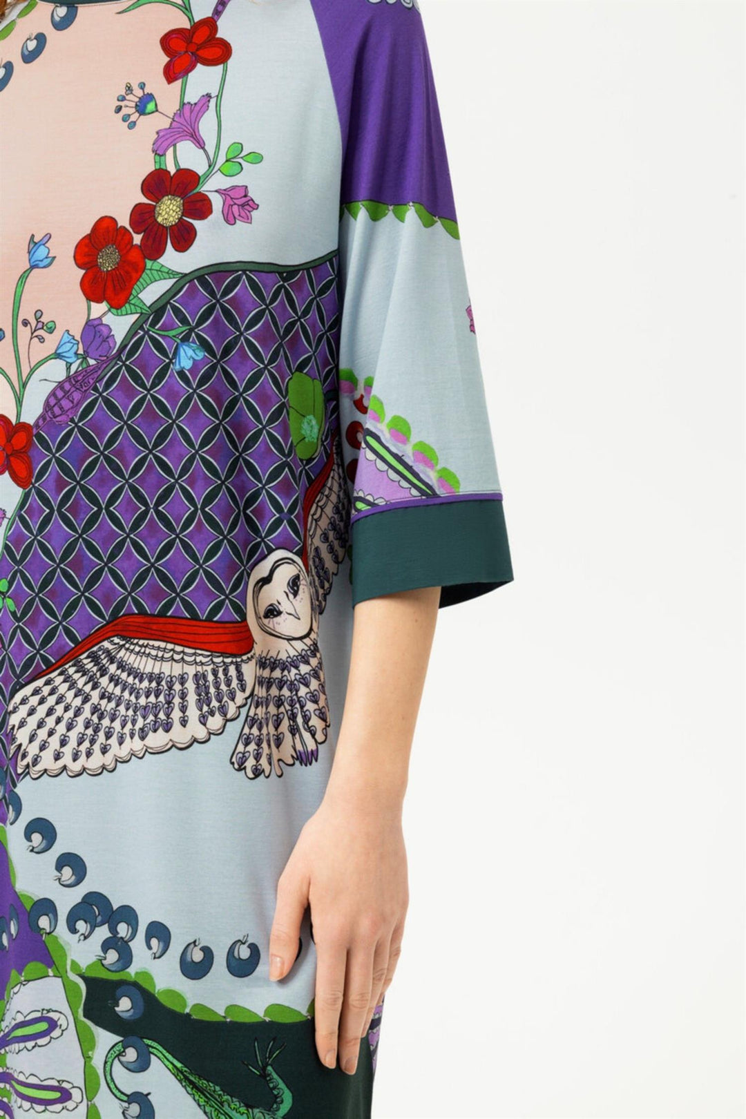 Mey Secret Glade nattkjole i Mystic Jade med kunstnerisk print.
