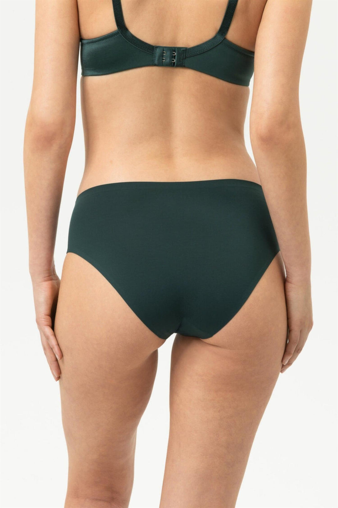 Mey Simply Better Invisibles slip i Mystic Jade med sømløse kanter.