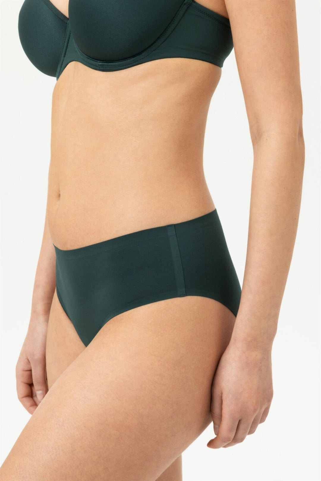 Mey Simply Better Invisibles slip i Mystic Jade med sømløse kanter.