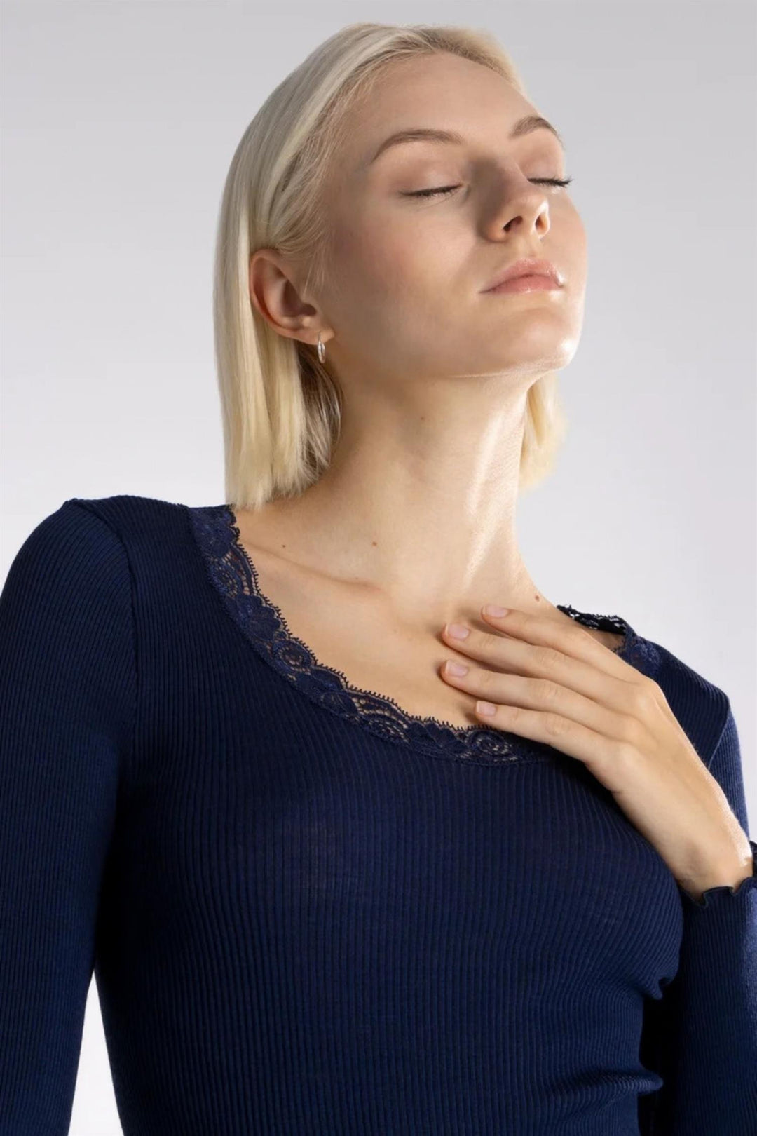 Oscalito ull/silke genser med blonde blå detalj