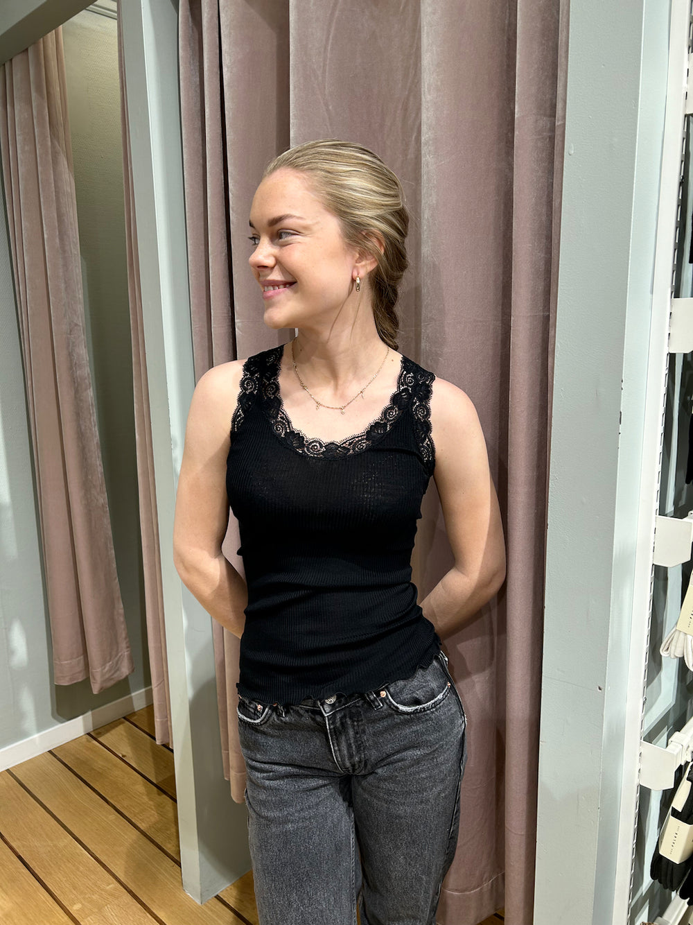 Oscalito ull/silke trøye med blonde svart
