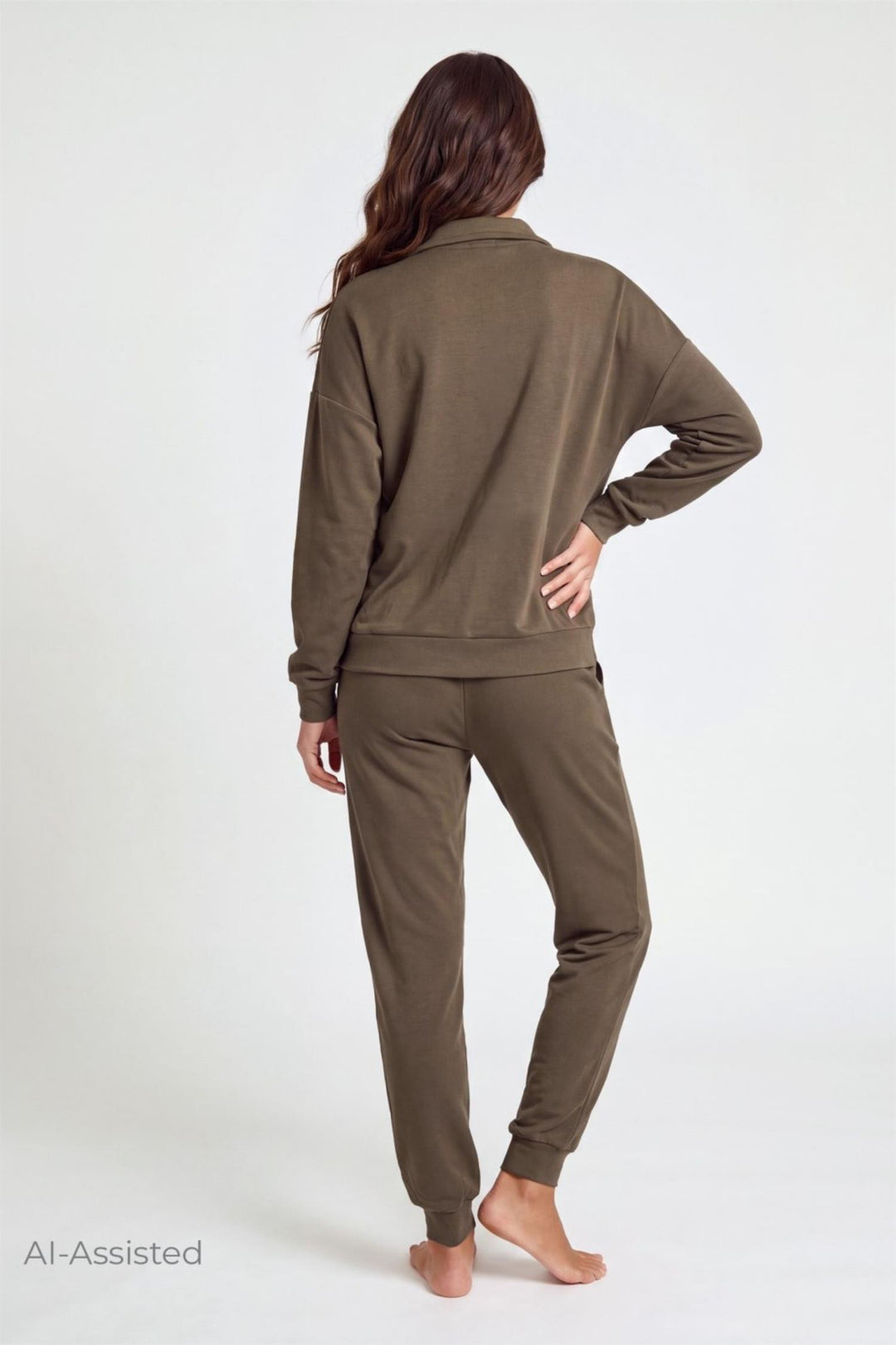 Selmark kosedress i kaki med glidelåsjakke, lommer og bukse med ribbekanter bakside.