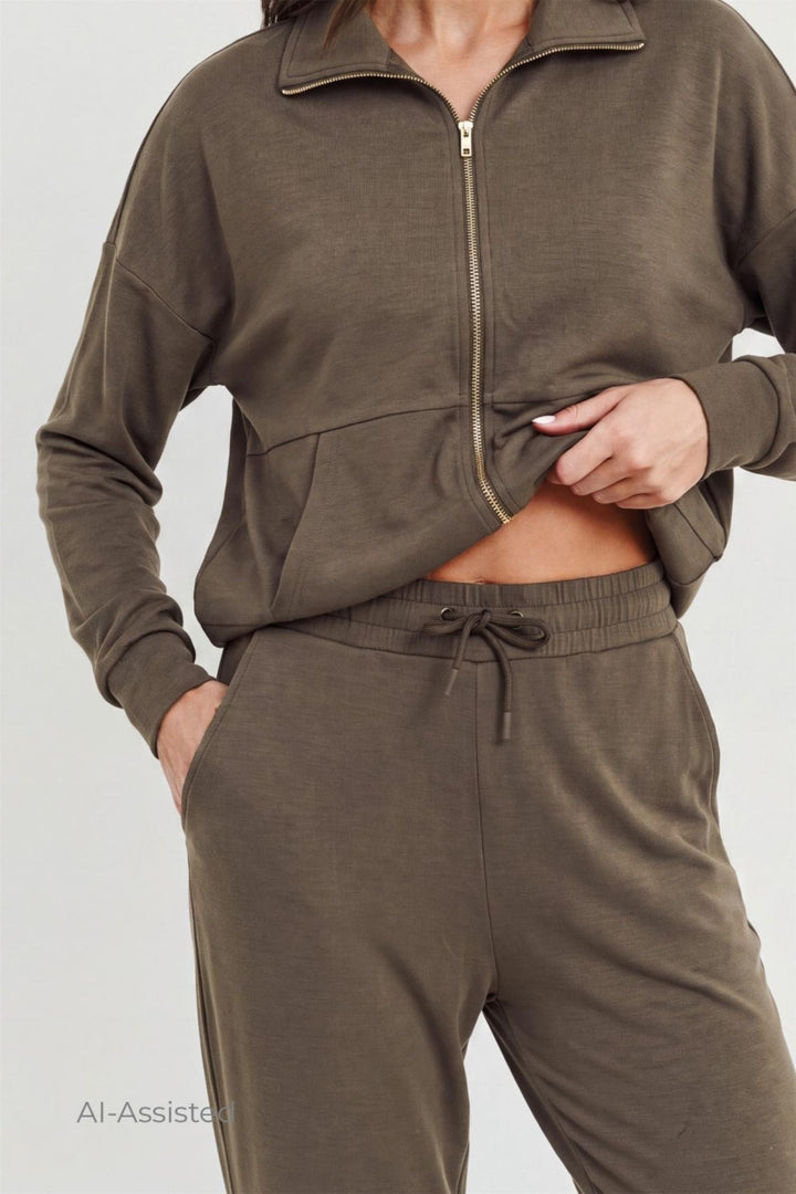 Selmark kosedress i kaki med glidelåsjakke, lommer og bukse med ribbekanter.