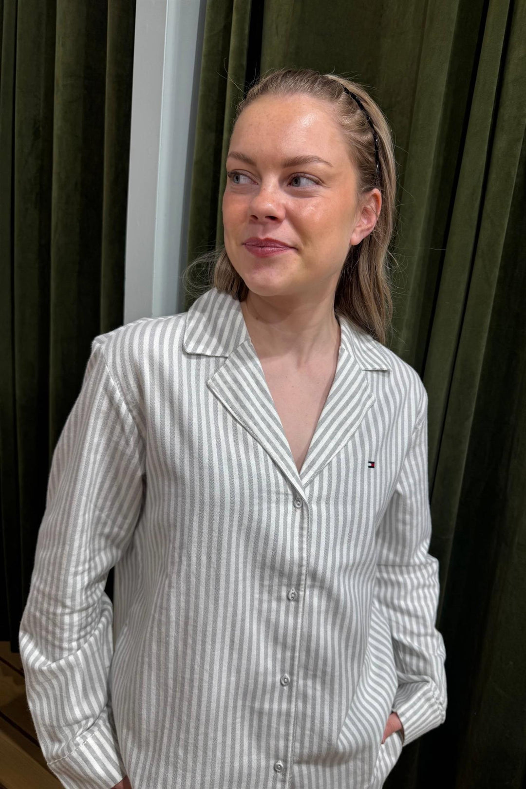 Tommy Hilfiger Essential Sleep flanellpysjamas i grått med vertikale striper, knappeskjorte og matchende bukse.