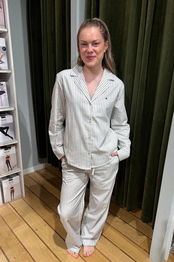 Tommy Hilfiger Essential Sleep flanellpysjamas i grått med vertikale striper, knappeskjorte og matchende bukse.